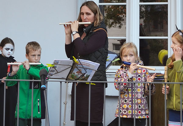 floetenkindermaren Maren Boehme und die Floetenschuelerinnen